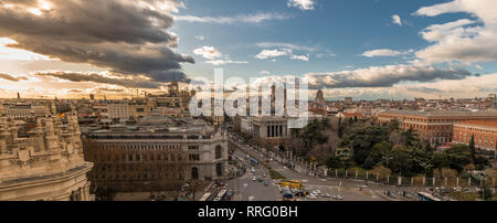 Madrid, Espagne - 26 janvier 2018 : Madrid skyline panorama au coucher du soleil, Metropolis, Banco de España (Banque centrale des bâtiments et la Gran Via et la rue Alcala Banque D'Images