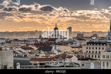 Vue sur le coucher du soleil de Madrid et la tour du monastère royal de Santa Isabel (Real Monasterio de Santa Isabel) depuis le palais Cibeles. Banque D'Images