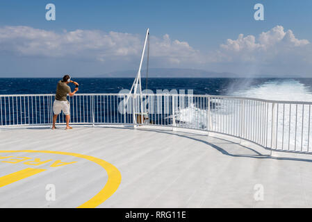 Le Pirée, Grèce - 13 septembre 2018 : un homme prend des photos sur un navire à passagers au cours d'une croisière en mer Egée Banque D'Images