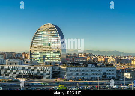 Madrid, Espagne - 30 janvier 2018 : embouteillage près de 'La Vela" siège de la banque BBVA bâtiment dans "Las Tablas" district. Conçu par Prix Pritzker winn Banque D'Images