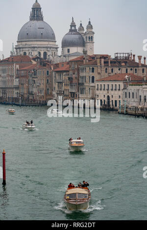 Vue de Santa Maria della Salute communément connu simplement comme le salut sur le Grand Canal à Venise. À partir d'une série de photos de voyage en Italie. Photo da Banque D'Images