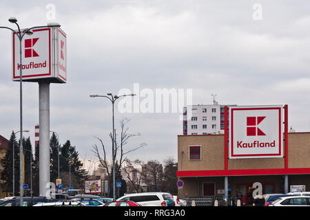 L'hypermarché Kaufland et entrée du logo Banque D'Images