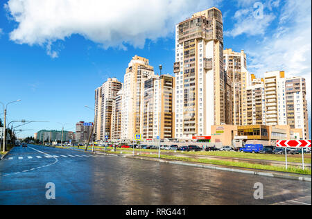 Saint Petersburg, Russie - Août 7, 2018 : appartement moderne à l'Yahtennaya les bâtiments dans la rue journée ensoleillée d'été Banque D'Images