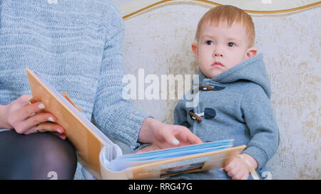 Jeune mère et son bébé à la photobook Banque D'Images