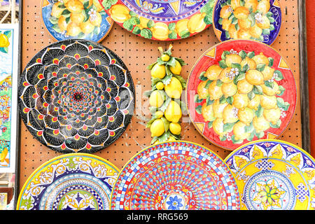 POSITANO, ITALIE - 23 août 2018 : la céramique colorée traditionnelle style Positano Banque D'Images