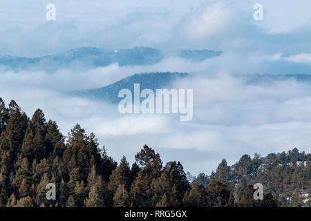 Le brouillard et les nuages remplir la rivière Arkansas Valley dans le San Isabel National Park Banque D'Images