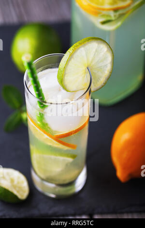 Tonique frais avec du citron et de la chaux dans un verre transparent, close-up Banque D'Images