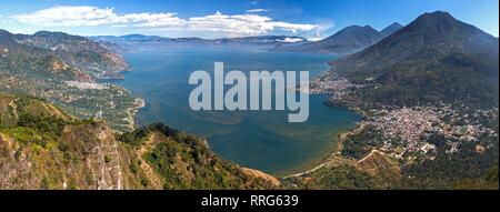 Vue panoramique panoramique panoramique du magnifique lac Atitlan au Guatemala. Volcans, villages de Panajachel et San Pedro sur Horizon Banque D'Images