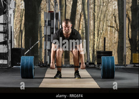 Deadlift tentative. Jeune homme essayant de soulever de lourdes barbell Banque D'Images