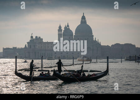 Santa Maria della Salute, communément connu simplement comme la Salute, à Venise. À partir d'une série de photos de voyage en Italie. Date de la photo : Lundi, Février 11, 20 Banque D'Images