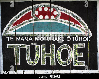 Fresque sur mur, abri bus drapeau Tuhoe, Te Mana Motuhake Tuhoe o Ruatauna Te Urewera,,, Nouvelle-Zélande Banque D'Images