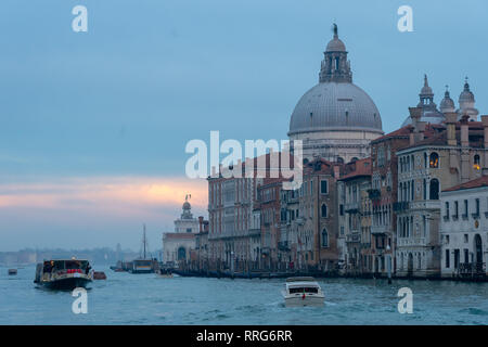 Santa Maria della Salute, communément connu simplement comme la Salute, à Venise. À partir d'une série de photos de voyage en Italie. Date de la photo : Lundi, Février 11, 20 Banque D'Images