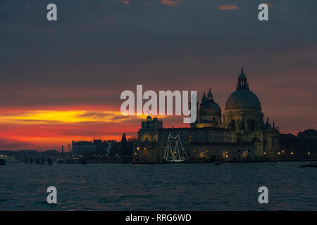 Santa Maria della Salute, communément connu simplement comme le salut, au coucher du soleil à Venise. À partir d'une série de photos de voyage en Italie. Date de la photo : Lundi, Février Banque D'Images