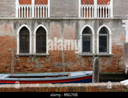 Détail de la façade en ruine d'un bâtiment historique de Venise, Italie Banque D'Images