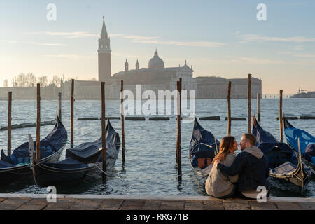 Un couple par l'eau à Venise. À partir d'une série de photos de voyage en Italie. Date de la photo : Le mardi, 12 février 2019. Photo : Roger Garfield/Alam Banque D'Images