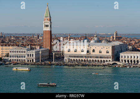 Vues de St Mark's Campanile et du Palais des Doges, prise du clocher de l'église du Santissimo Redentore à Venise. À partir d'une série de tra Banque D'Images