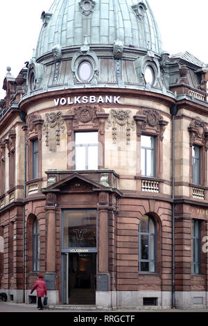 Kaiserslautern, Allemagne - le 26 janvier 2019 : l'ancien et le bâtiment historique de la Volksbank avec une tour le 26 janvier 2019, à Kaiserslautern. Banque D'Images