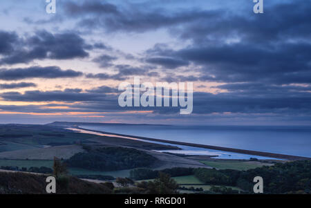 Portland, l'étendue de plage de Chesil, le lagon à l'intérieur des terres la flotte vu de la colline à Abbotsbury, près de Weymouth, Dorset, Angleterre, Royaume-Uni Banque D'Images