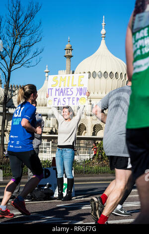 Brighton, East Sussex. 24 février 2019. Brighton Demi-marathon. Glissières de participer à la Grand Brighton Demi-marathon, en plein soleil sur l'Engl Banque D'Images