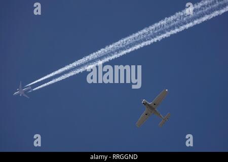 Comme un avion vole dans le ciel elle laisse une traînée de chemin dans son passé. Banque D'Images