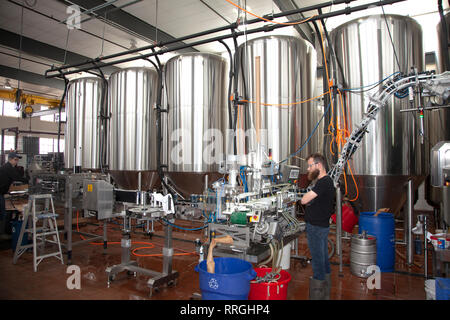 Les réservoirs de fermentation de la bière dans la salle de brassage guidée par les travailleurs de l'Insight Brewing Company. Minneapolis Minnesota MN USA Banque D'Images