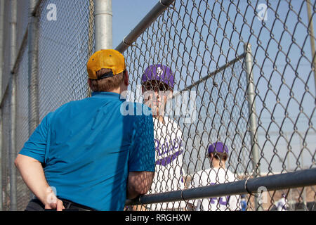 Père et fils à la discussion sur le match de baseball à Cretin-Derham Hall High School. St Paul Minnesota MN USA Banque D'Images