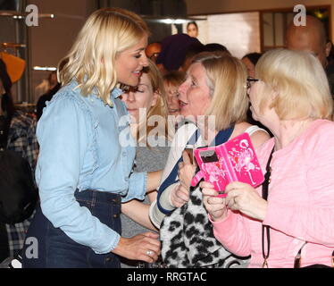 Holly Willoughby, ITV's ce matin les hôtes présentateur lancement presse et exclusive preview au Marks & Spencer, Westfield London. Holly célèbre sa nouvelle collection Les essentiels de M&S en portant une partie de la gamme de vêtements en denim Banque D'Images