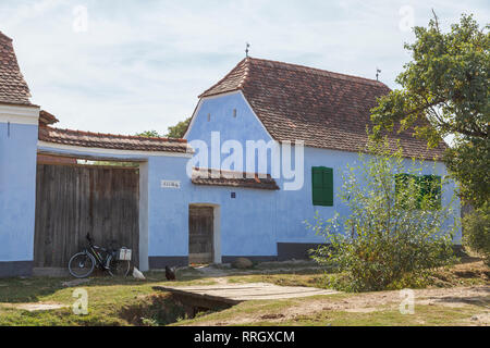 Le Prince Charles' House, une bordure bleu cottage guesthouse dans le petit village de Saxon historique VIscri, Transylvanie, Roumanie Banque D'Images