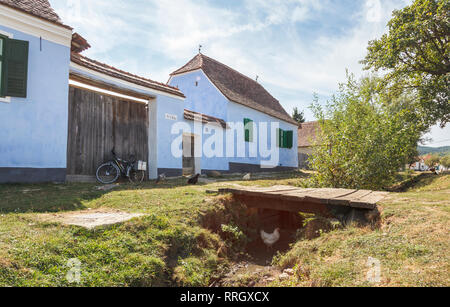 Le Prince Charles' House, une bordure bleu cottage guesthouse dans le petit village de Saxon historique VIscri, Transylvanie, Roumanie Banque D'Images