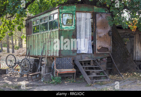 Vie locale : un chariot qui se désagrègent, battues, la maison d'un pauvre charbonnier roumain et sa femme en Viscri, Transylvanie, Roumanie Banque D'Images