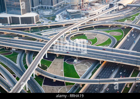 Le trafic sur une intersection achalandée sur la route Sheikh Zayed Banque D'Images