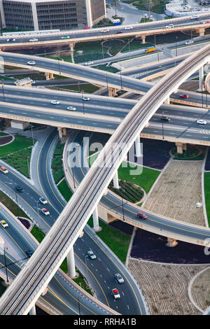 Le trafic sur une intersection achalandée sur la route Sheikh Zayed Banque D'Images