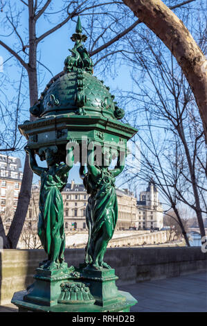 Fontaine d'eau potable de Paris - Paris, France Banque D'Images