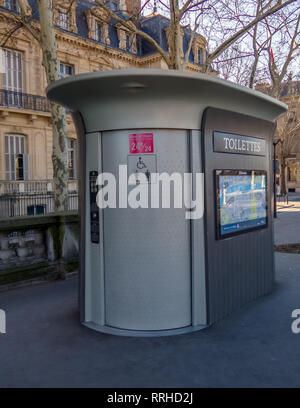 Équipements en Chambre toilettes publiques à Paris, France Banque D'Images