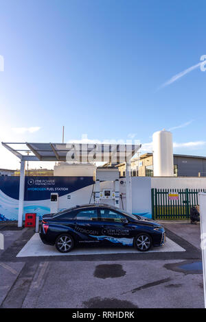 Station de remplissage de gaz hydrogène avec voiture à hydrogène Banque D'Images