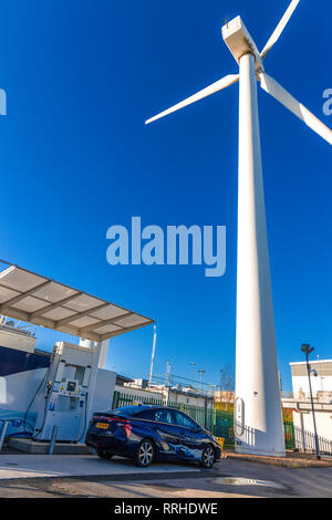 Station de ravitaillement en hydrogène l'hydrogène avec l'aide de voiture de l'hydrogène produit en utilisant l'excédent d'énergie renouvelables et de l'eau à l'aide d'un électrolyseur d'alimentation Banque D'Images