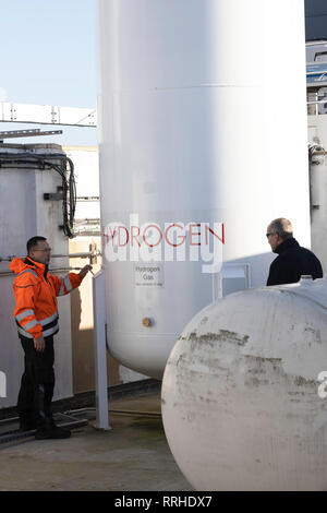 Deux hommes à côté du réservoir de stockage de gaz d'hydrogène Banque D'Images