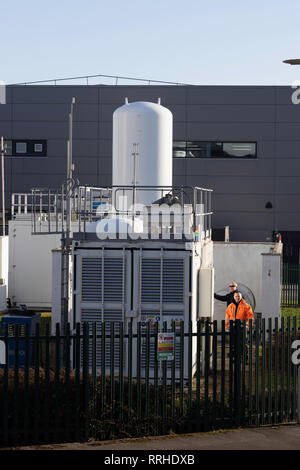 L'entretien à l'usine d'hydrogène où l'hydrogène est produit sur place à l'aide de l'eau et l'excès d'électricité éolienne d'électrolyseurs via fabriqués par ITM Banque D'Images