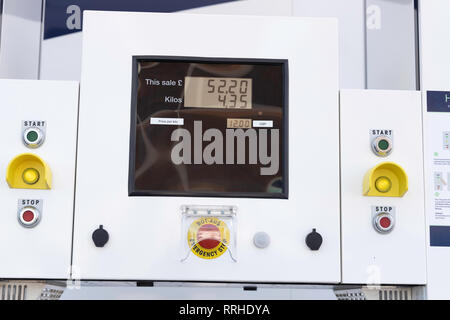 Ravitaillement en carburant de la pompe à hydrogène indiquant le prix et les quantités de gaz hydrogène pour le ravitaillement en carburant du véhicule à hydrogène. Le ravitaillement rapide en hydrogène prend trois minutes Banque D'Images