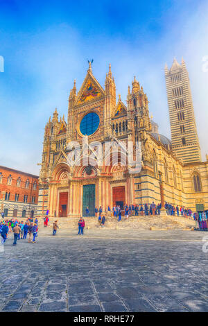 Sienne, Italie - 25 octobre 2018 : Monument de la Toscane La Cathédrale de Sienne, Duomo di Siena et les touristes Banque D'Images