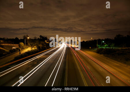 Très propre D-SLR longue exposition. Pas de bruit. West Los Angeles skyline at night avec circulation filant par sur l'autoroute 405. Banque D'Images