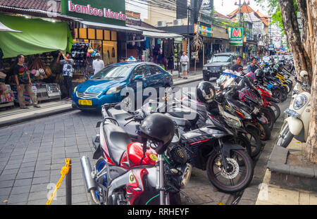 Taxi Bluebird et le trafic local dans l'état occupé Jl Raya Legian Kuta Bali en Indonésie. Banque D'Images