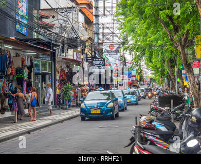 Des taxis Bluebird et le trafic local dans l'état occupé Jl Raya Legian Kuta Bali en Indonésie. Banque D'Images