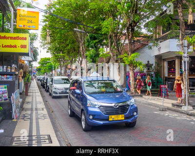 Taxi Bluebird et le trafic local dans l'état occupé Jl Raya Legian Kuta Bali en Indonésie. Banque D'Images