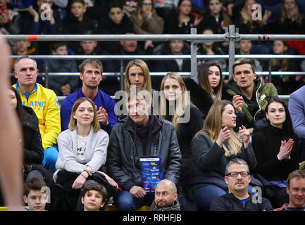 Kiev, UKRAINE - 22 février 2019 : les joueurs de tennis Lesia Tsurenko et Anna Chakvetadze (3e et 4e à partir de la gauche dans la rangée du haut) regarder la Coupe du Monde de la FIBA 2019 Banque D'Images