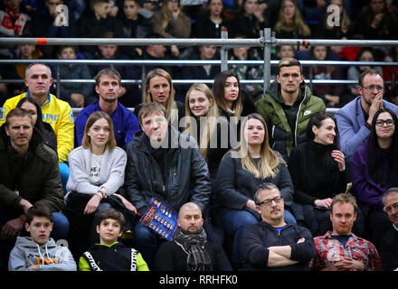 Kiev, UKRAINE - 22 février 2019 : les joueurs de tennis Lesia Tsurenko et Anna Chakvetadze (3e et 4e à partir de la gauche dans la rangée du haut) regarder la Coupe du Monde de la FIBA 2019 Banque D'Images