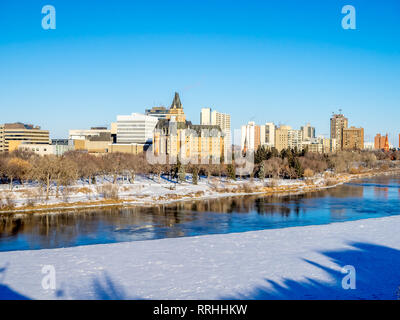 La vallée de la rivière Saskatchewan et Saskatoon skyline sur une froide journée d'hiver. La Saskatchewan est une province dans le pays du Canada. L'hiver fait froid ! Banque D'Images