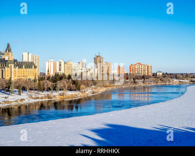 La vallée de la rivière Saskatchewan et Saskatoon skyline sur une froide journée d'hiver. La Saskatchewan est une province dans le pays du Canada. L'hiver fait froid ! Banque D'Images