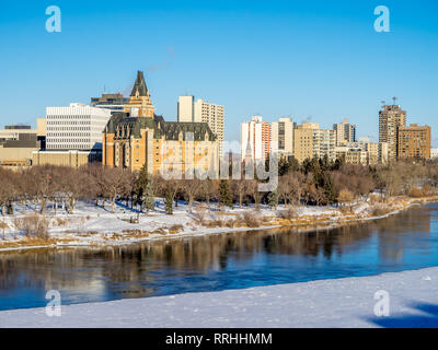 La vallée de la rivière Saskatchewan et Saskatoon skyline sur une froide journée d'hiver. La Saskatchewan est une province dans le pays du Canada. L'hiver fait froid ! Banque D'Images