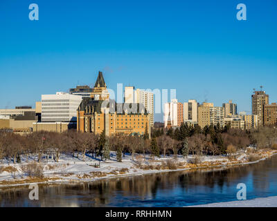 La vallée de la rivière Saskatchewan et Saskatoon skyline sur une froide journée d'hiver. La Saskatchewan est une province dans le pays du Canada. L'hiver fait froid ! Banque D'Images